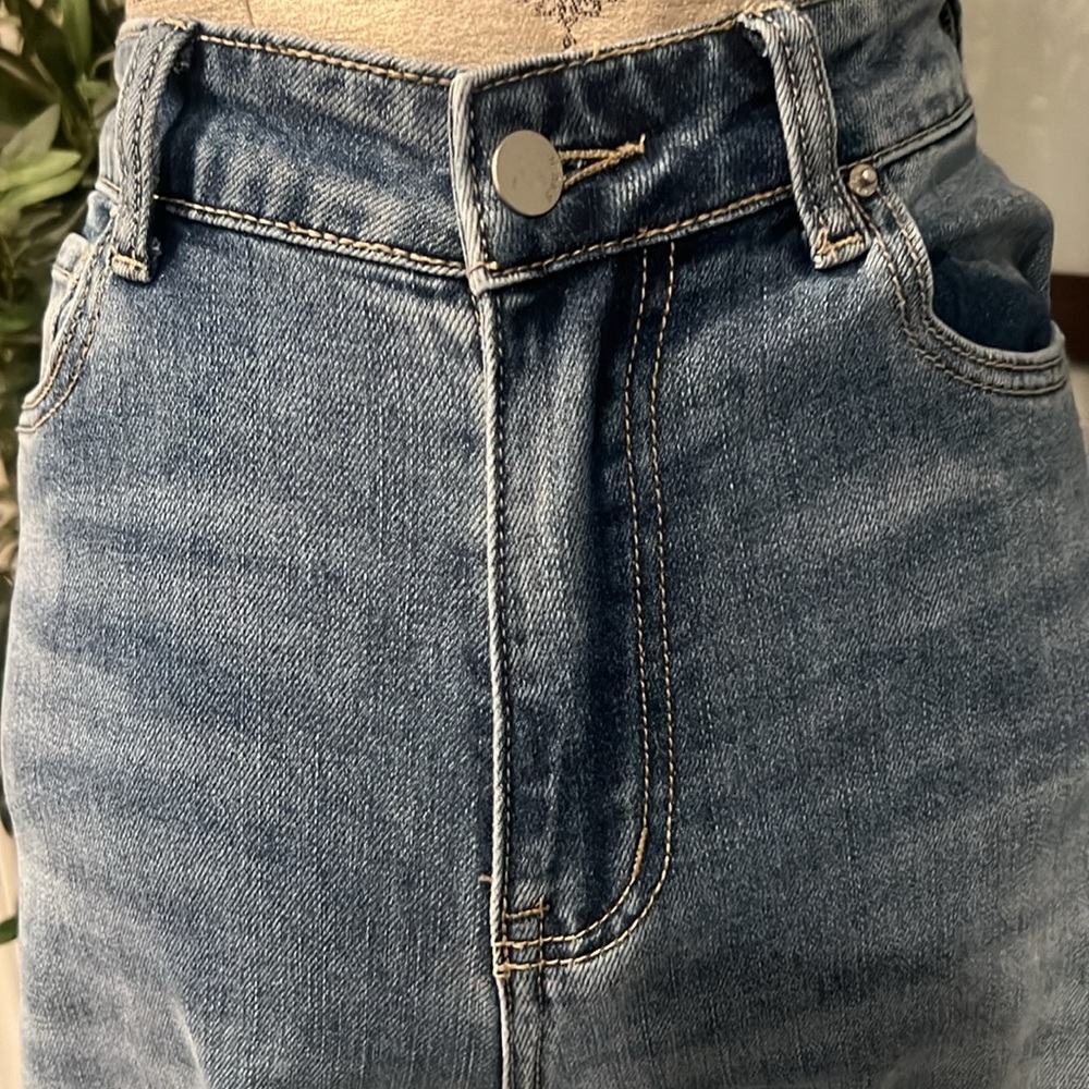 High Rise Light Blue Jeans - Picture 3 of 4